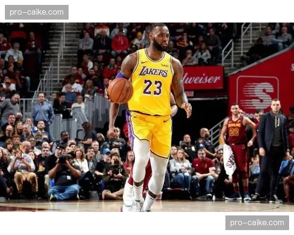 特写:NBA赛场,詹姆斯常规赛总得分突破45000分瞬间,全场起立鼓掌