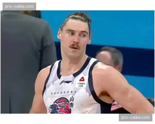 山东重新注册伤愈复出的内线核心克里斯